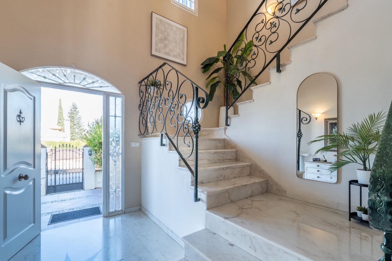 5 bedroom Villa for sale in Gojar with pool garage - € 539,000 (Ref: 9466075)