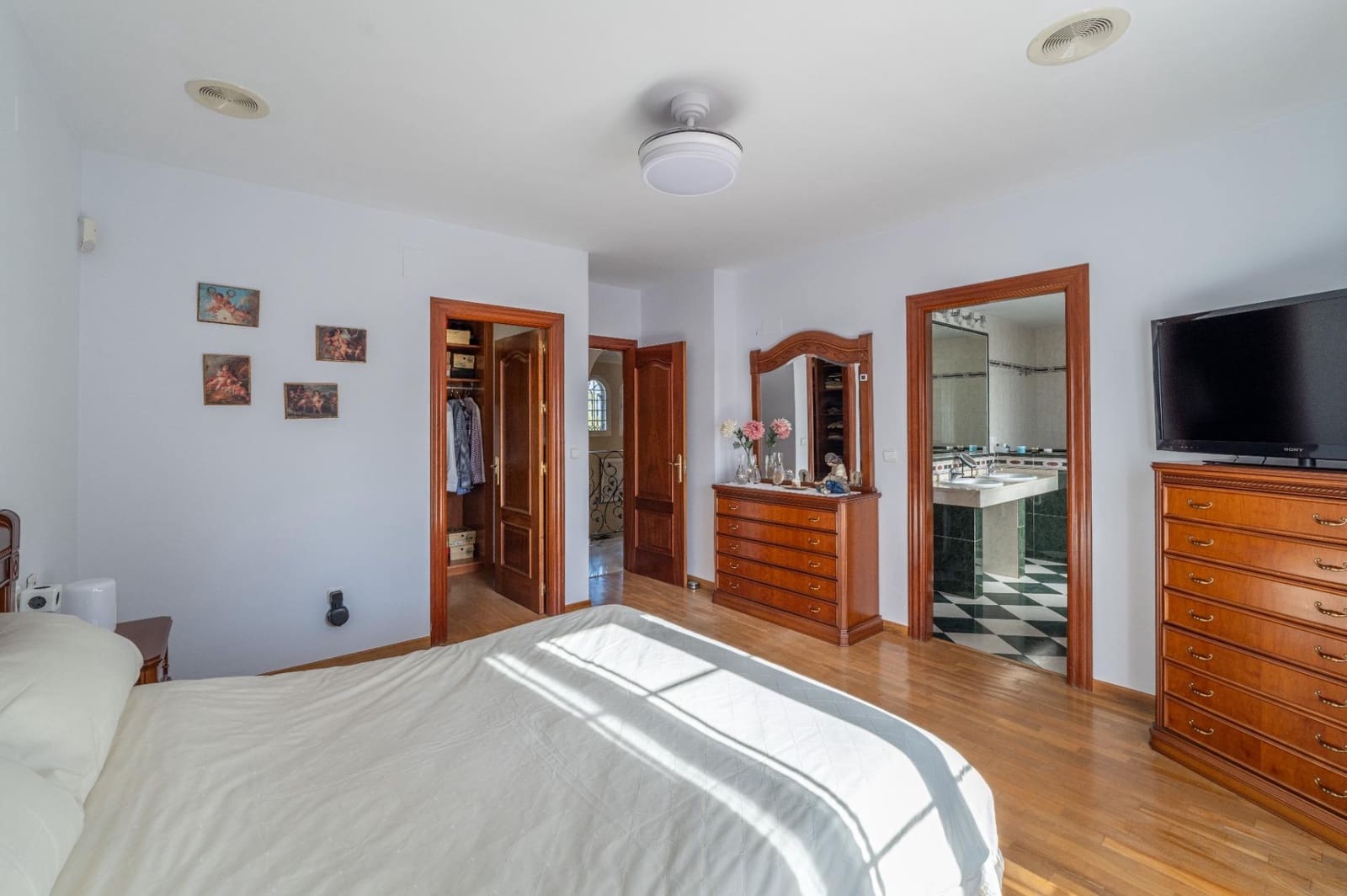 5 bedroom Villa for sale in Gojar with pool garage - € 539,000 (Ref: 9466075)