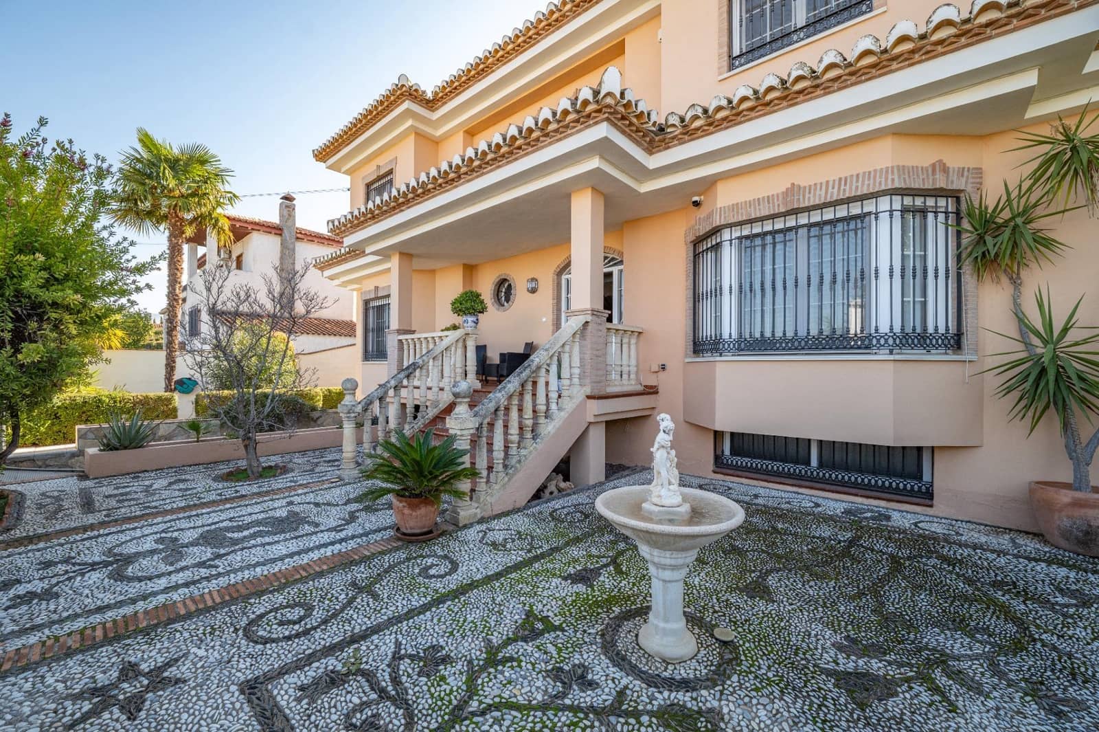 5 bedroom Villa for sale in Gojar with pool garage - € 539,000 (Ref: 9466075)