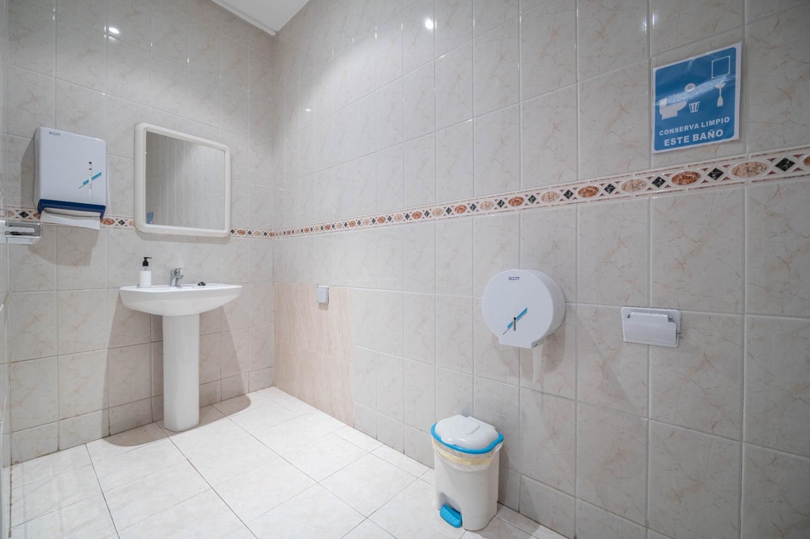 7 soverom Kommersiell til salgs i Granada by - € 399 000 (Ref: 9536301)