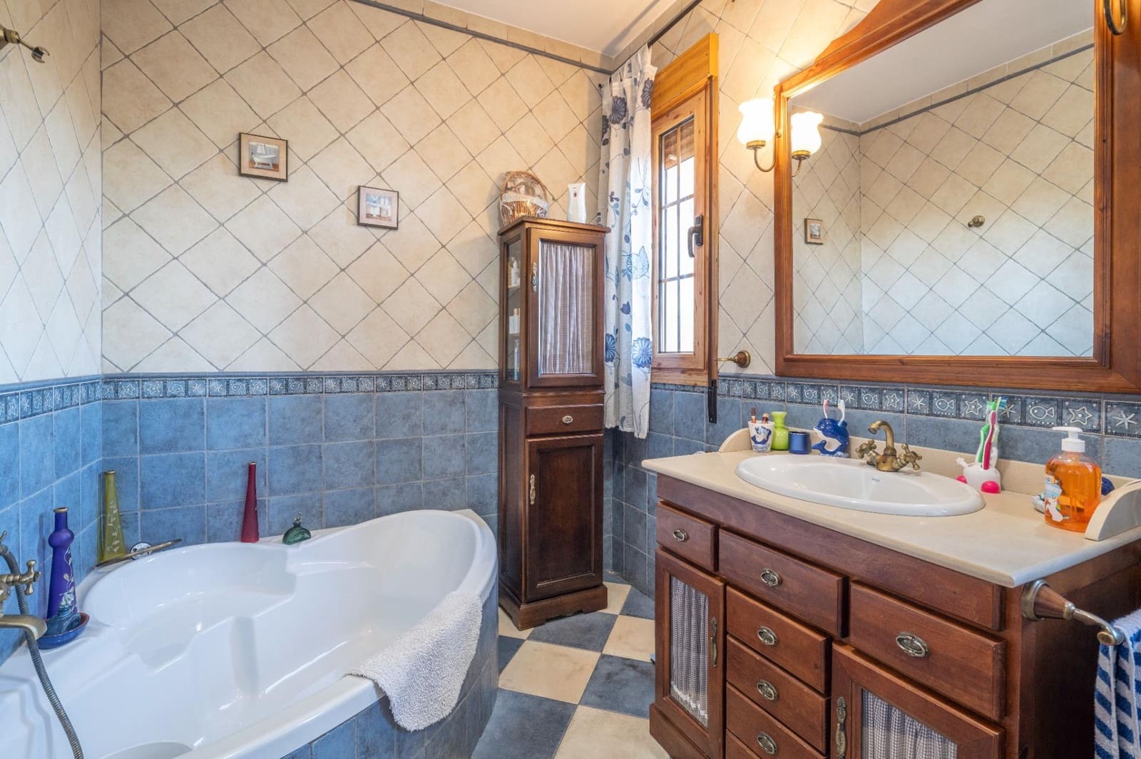 5 soveværelse Villa til salg i Baza med garage - € 350.000 (Ref: 9543796)