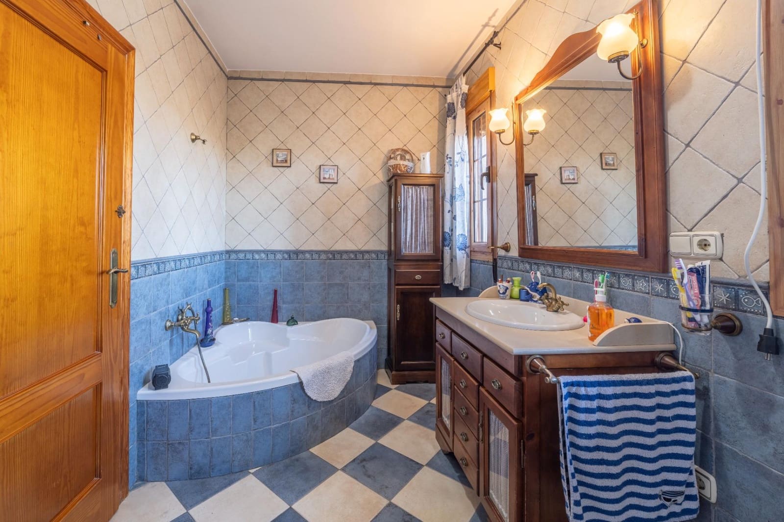 5 soveværelse Villa til salg i Baza med garage - € 350.000 (Ref: 9543796)