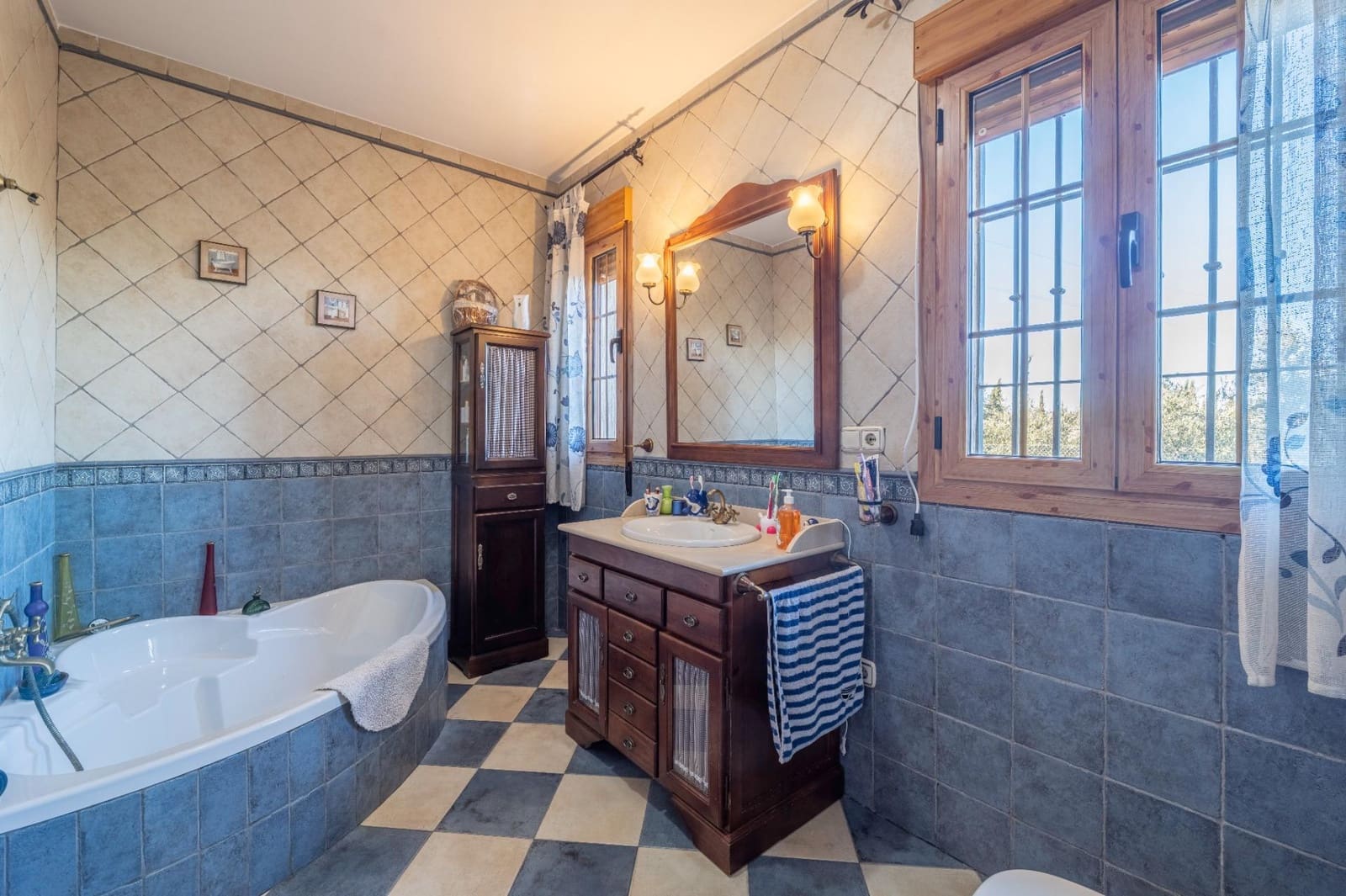 5 soveværelse Villa til salg i Baza med garage - € 350.000 (Ref: 9543796)