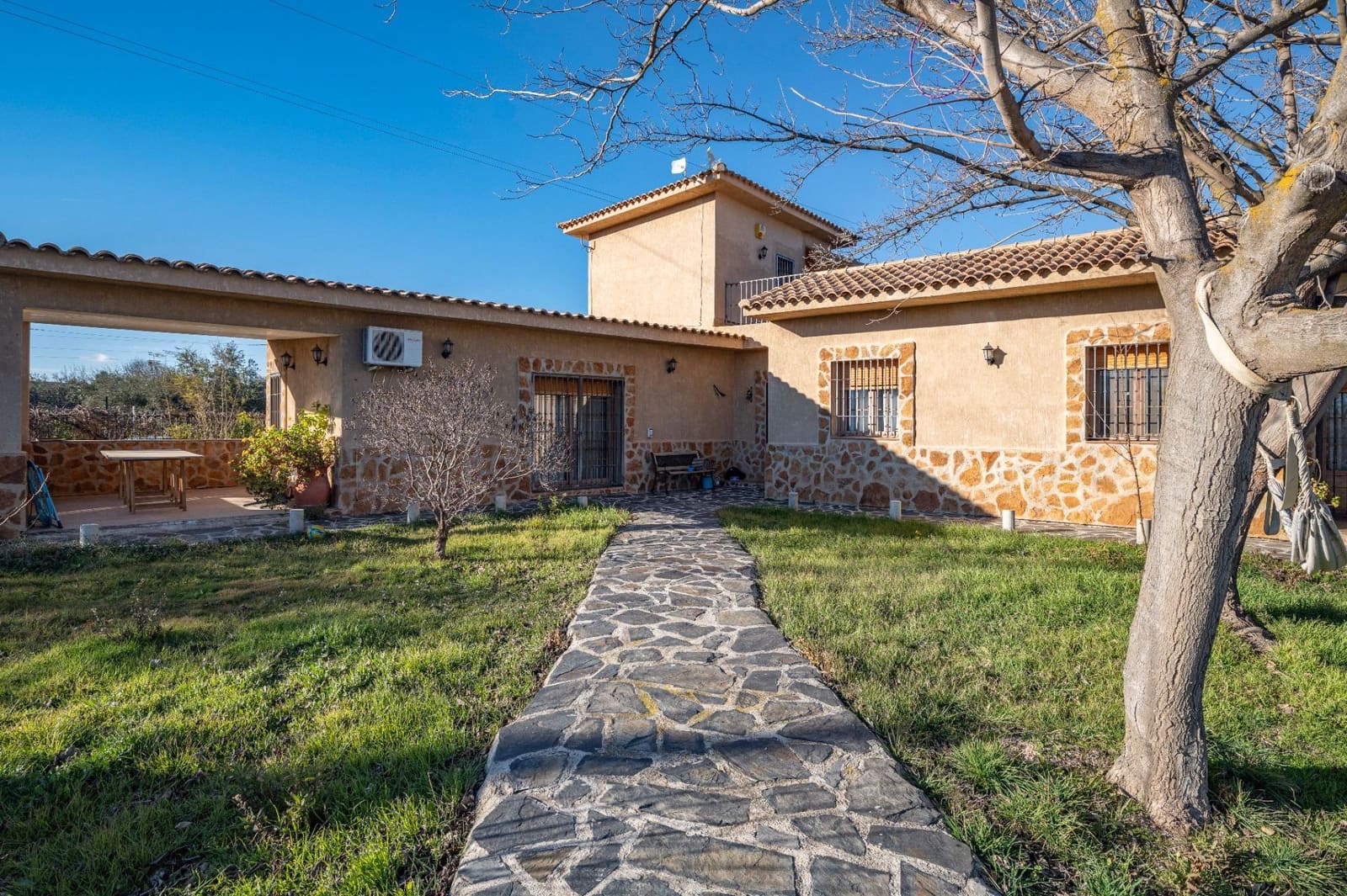 5 soveværelse Villa til salg i Baza med garage - € 350.000 (Ref: 9543796)