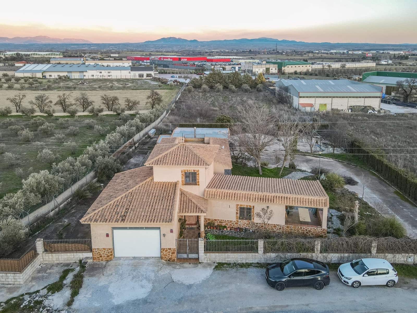 5 Zimmer Villa zu verkaufen in Baza mit Garage - 325.000 € (Ref: 9543796)