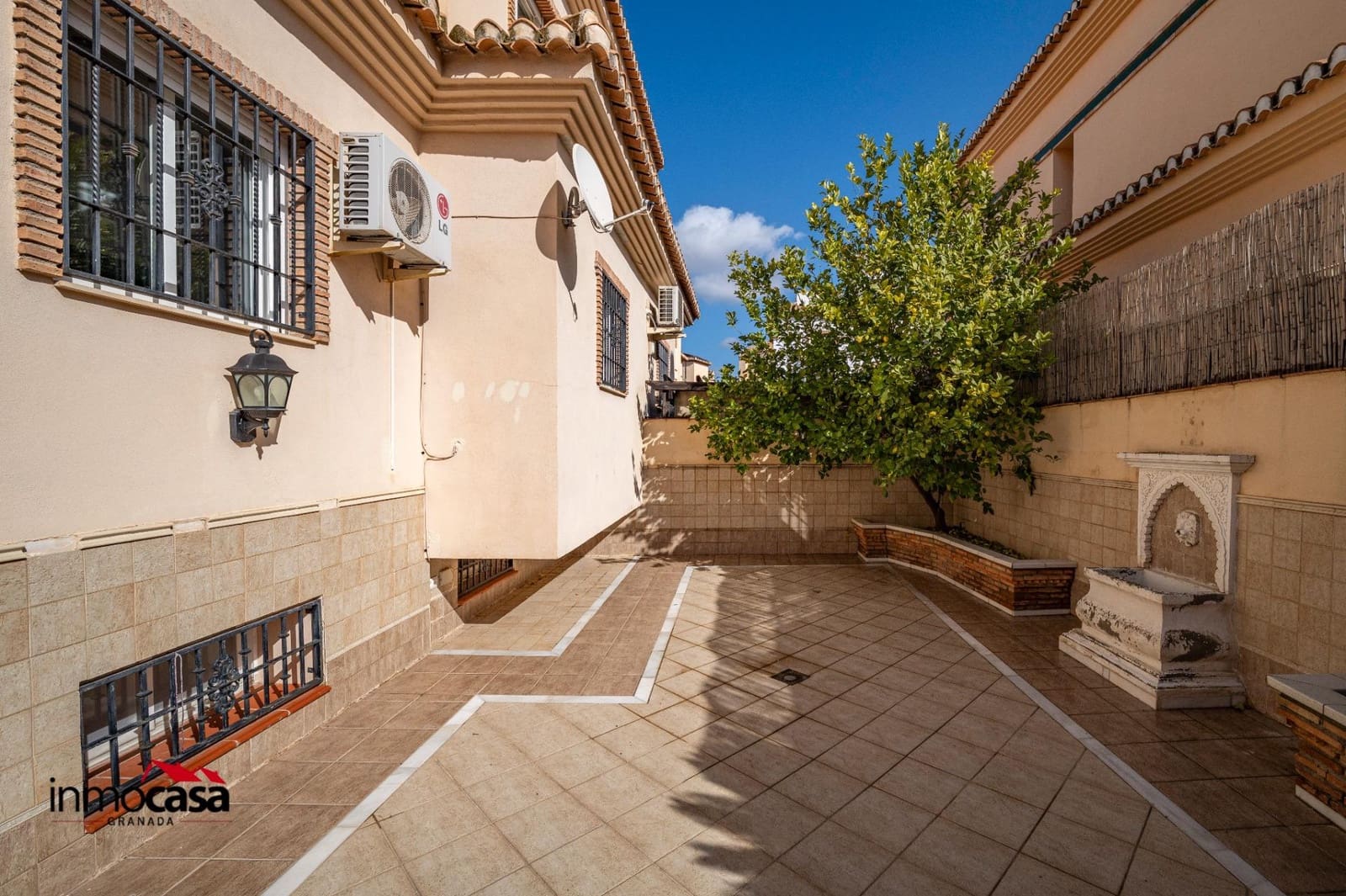 3 bedroom Terraced Villa for sale in Ogijares with garage - € 265,000 (Ref: 9548397)