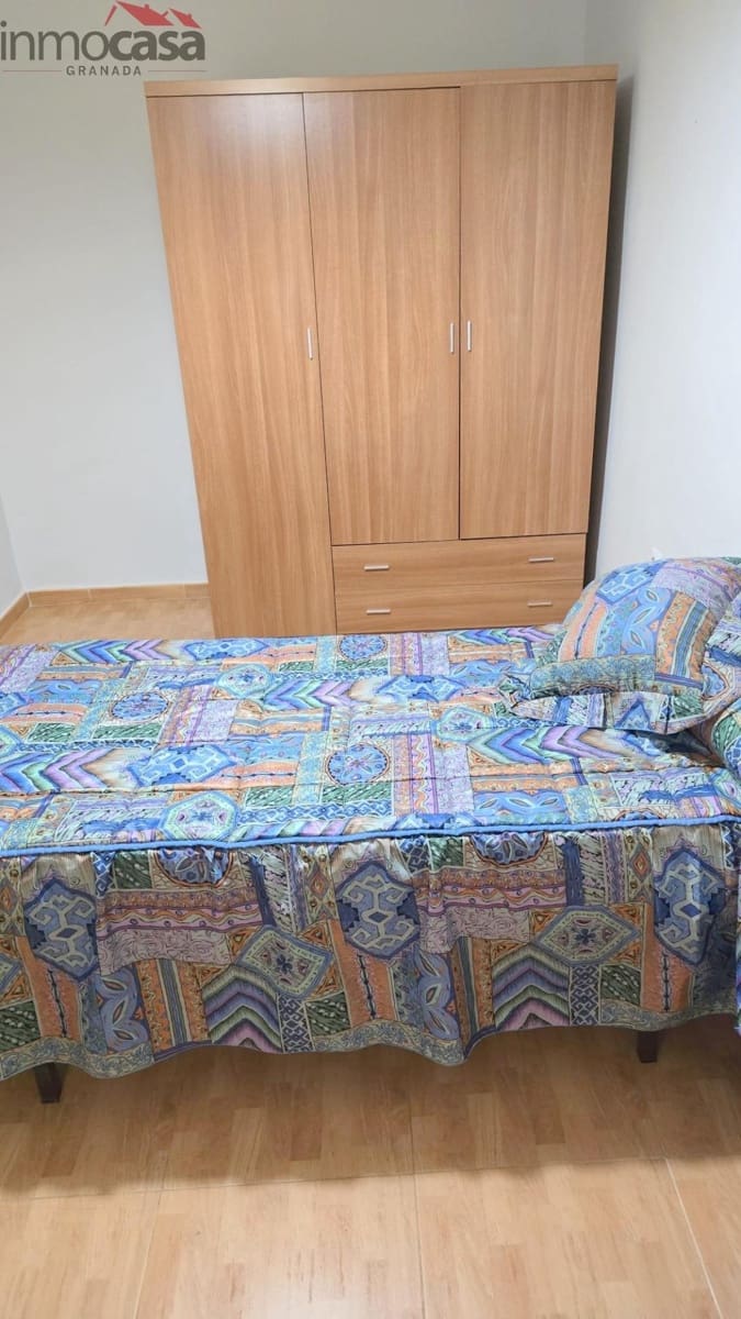 3 bedroom Flat for rent in Granada city - € 850 (Ref: 9584511)