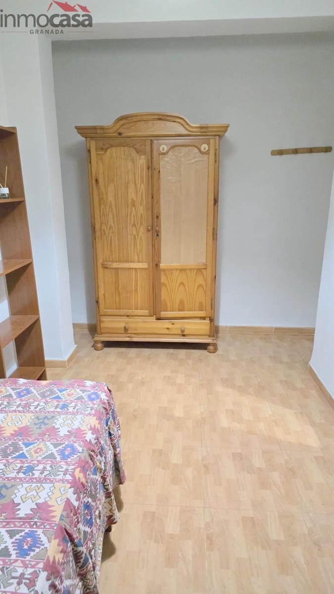 3 bedroom Flat for rent in Granada city - € 850 (Ref: 9584511)