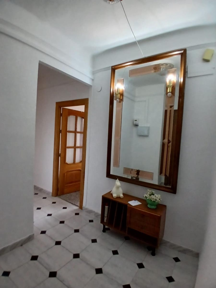 4 soveværelse Lejlighed til leje i Granada by - € 300 (Ref: 9611701)