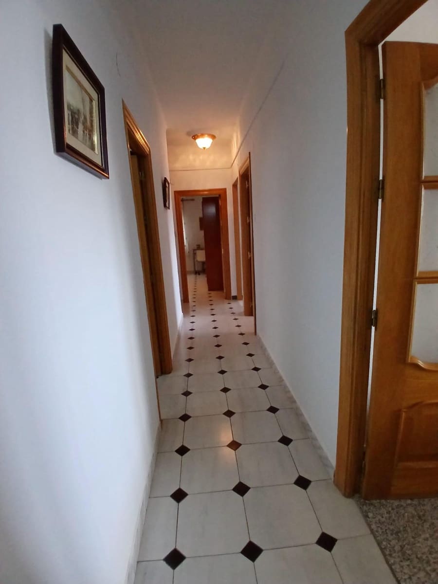 4 soveværelse Lejlighed til leje i Granada by - € 300 (Ref: 9611701)