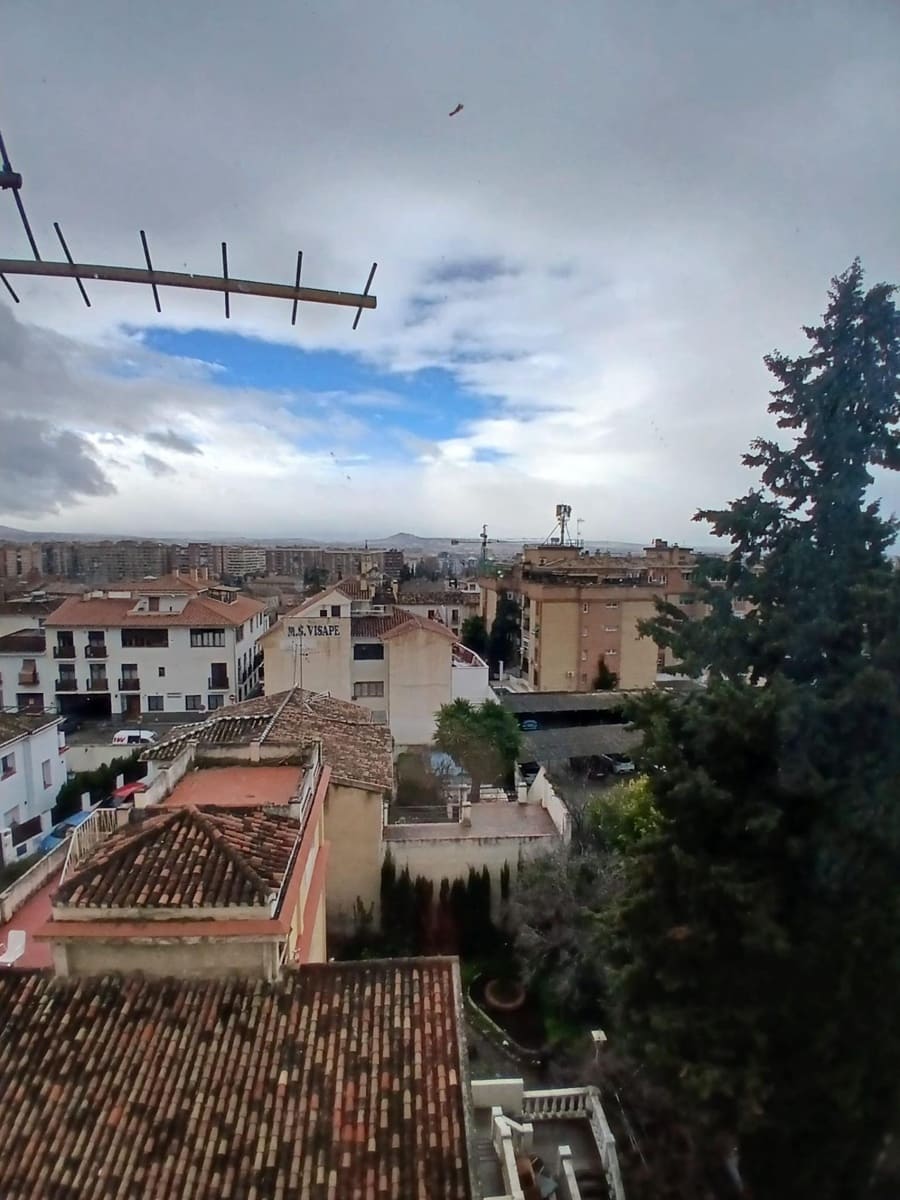 4 soveværelse Lejlighed til leje i Granada by - € 300 (Ref: 9611701)