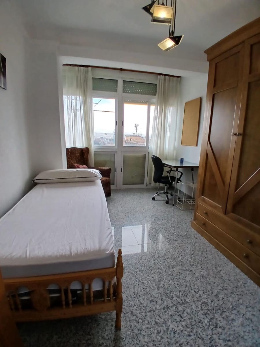 4 soveværelse Lejlighed til leje i Granada by - € 300 (Ref: 9611701)