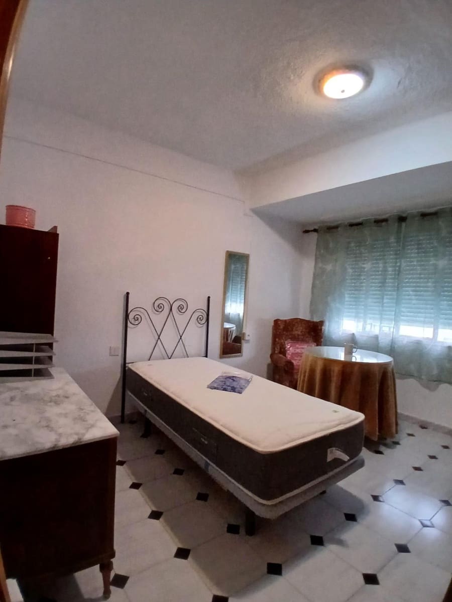 4 soveværelse Lejlighed til leje i Granada by - € 300 (Ref: 9611701)