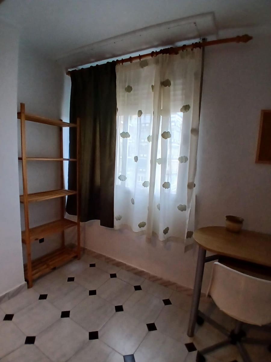 4 soveværelse Lejlighed til leje i Granada by - € 300 (Ref: 9611701)