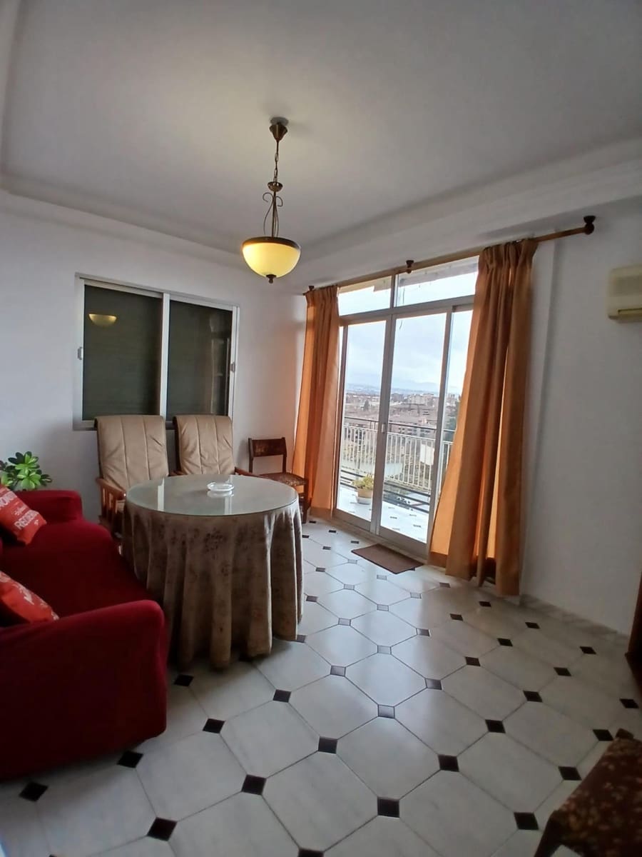 4 soveværelse Lejlighed til leje i Granada by - € 300 (Ref: 9611701)