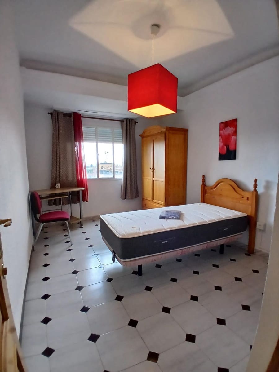 4 soveværelse Lejlighed til leje i Granada by - € 300 (Ref: 9611701)