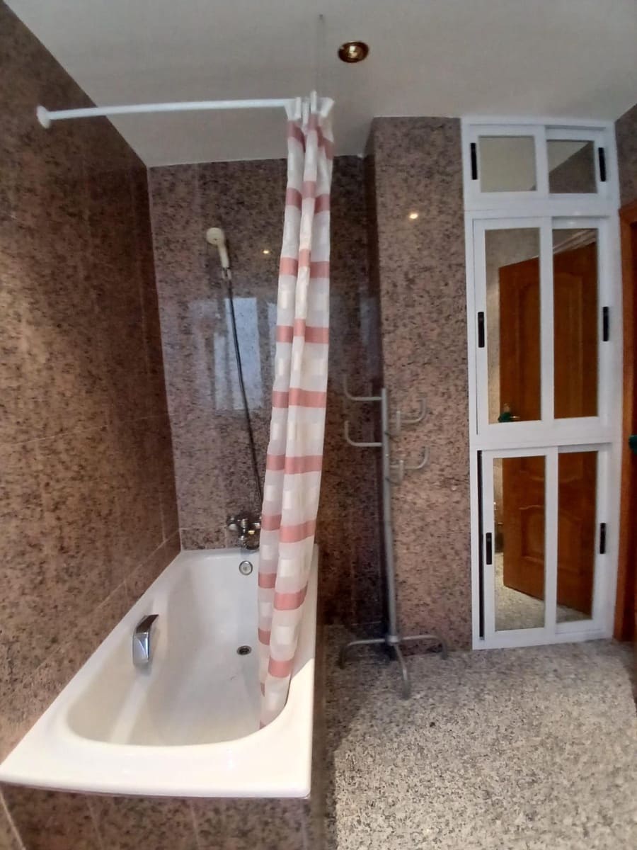 4 soveværelse Lejlighed til leje i Granada by - € 300 (Ref: 9611701)