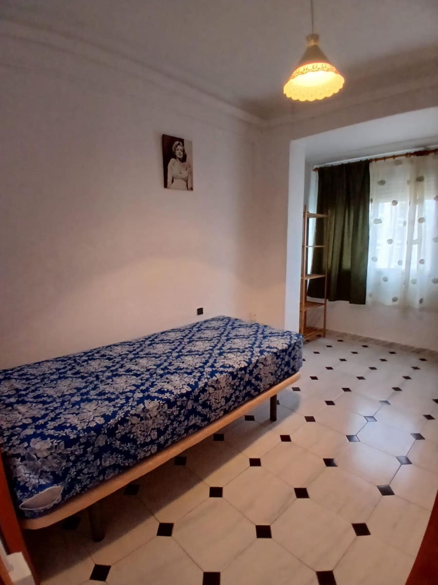 4 soveværelse Lejlighed til leje i Granada by - € 300 (Ref: 9611701)