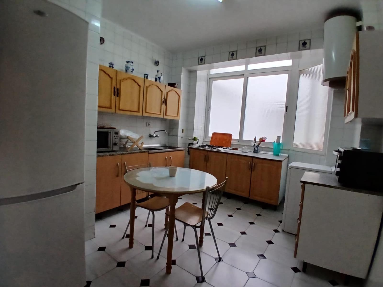 4 soveværelse Lejlighed til leje i Granada by - € 300 (Ref: 9611701)