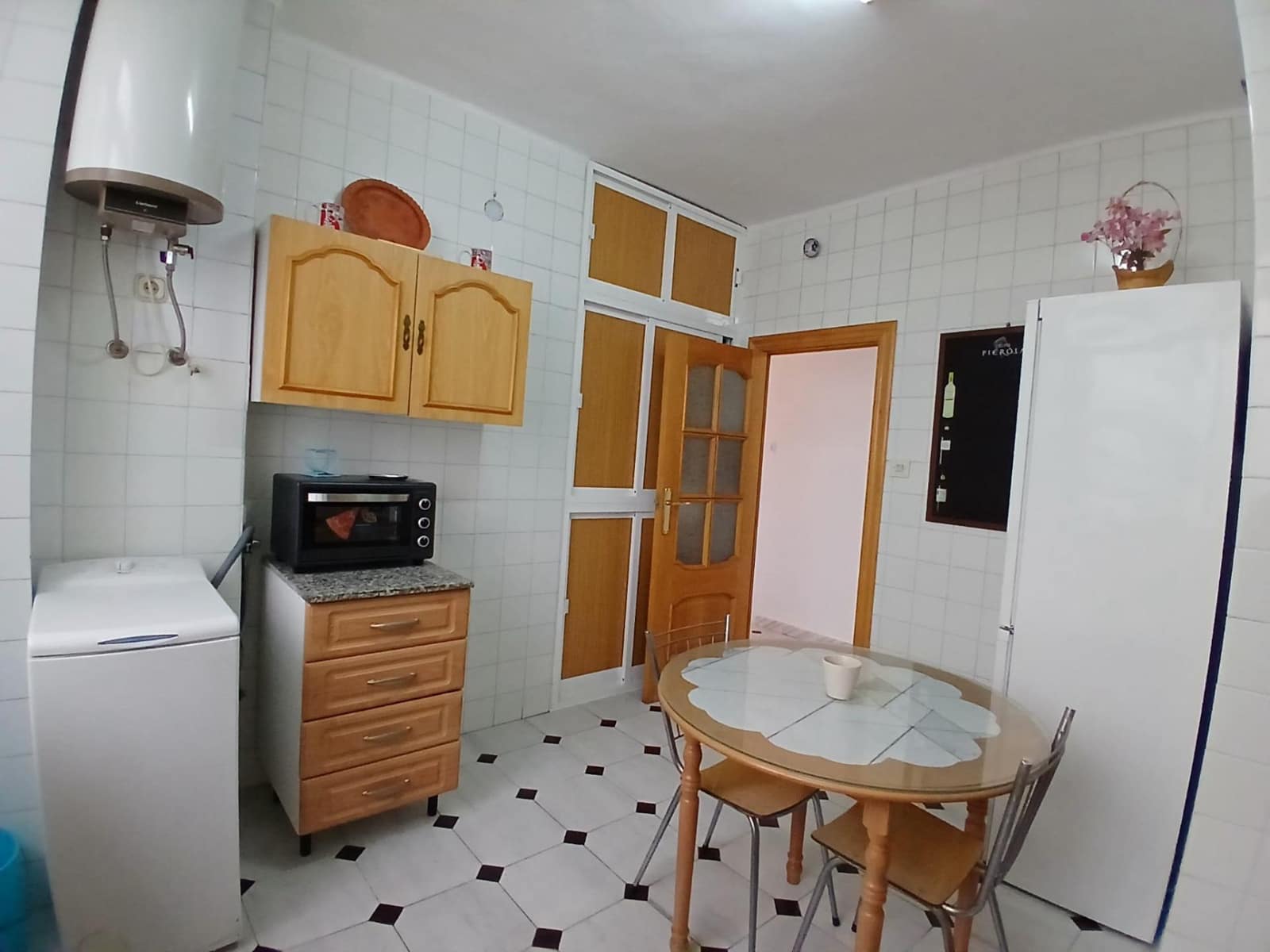 4 soveværelse Lejlighed til leje i Granada by - € 300 (Ref: 9611701)