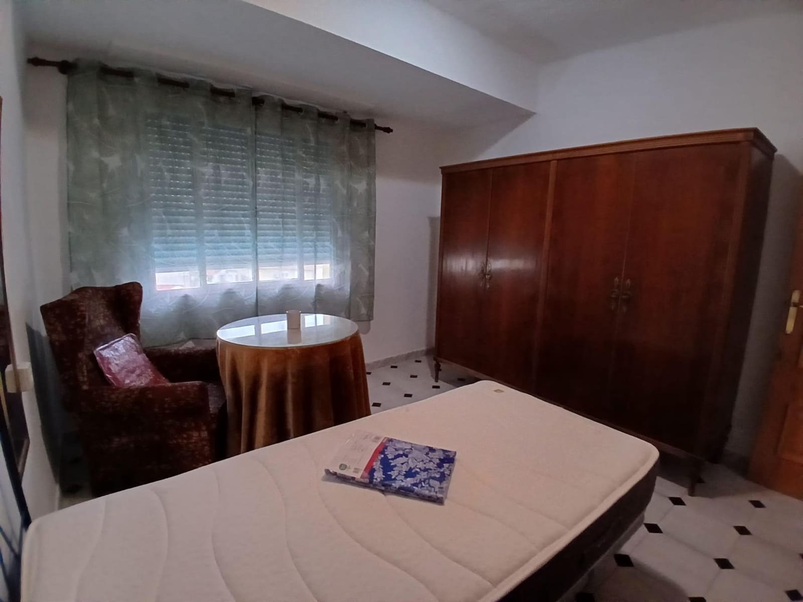 4 soveværelse Lejlighed til leje i Granada by - € 300 (Ref: 9611701)