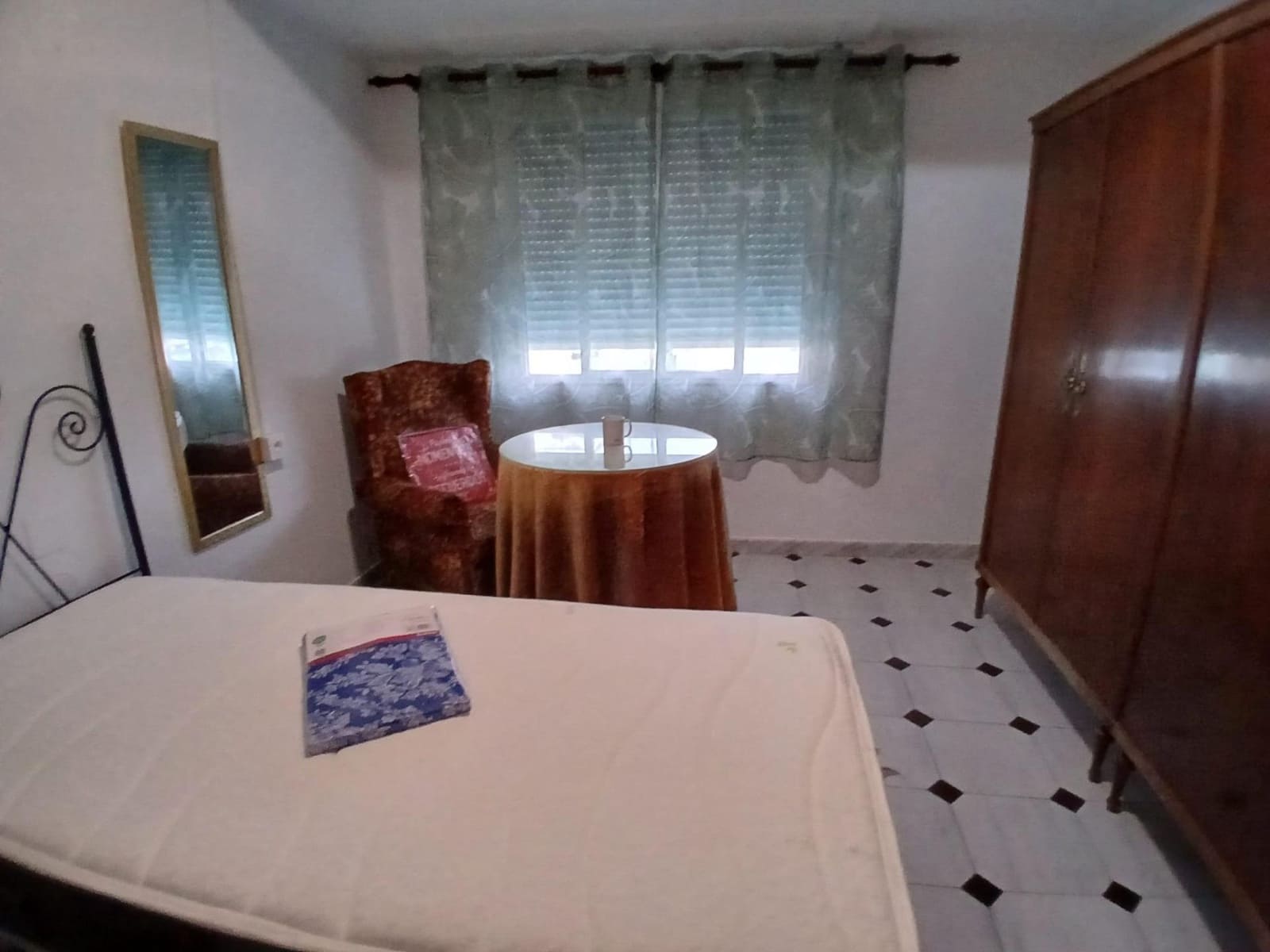 4 soveværelse Lejlighed til leje i Granada by - € 300 (Ref: 9611701)