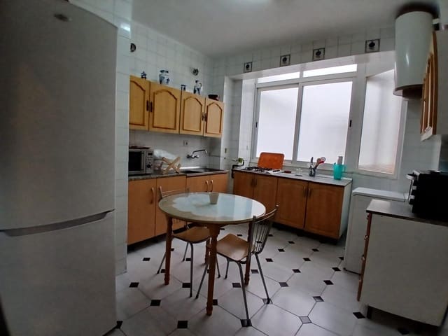 4 soveværelse Lejlighed til leje i Granada by - € 300 (Ref: 9611701)