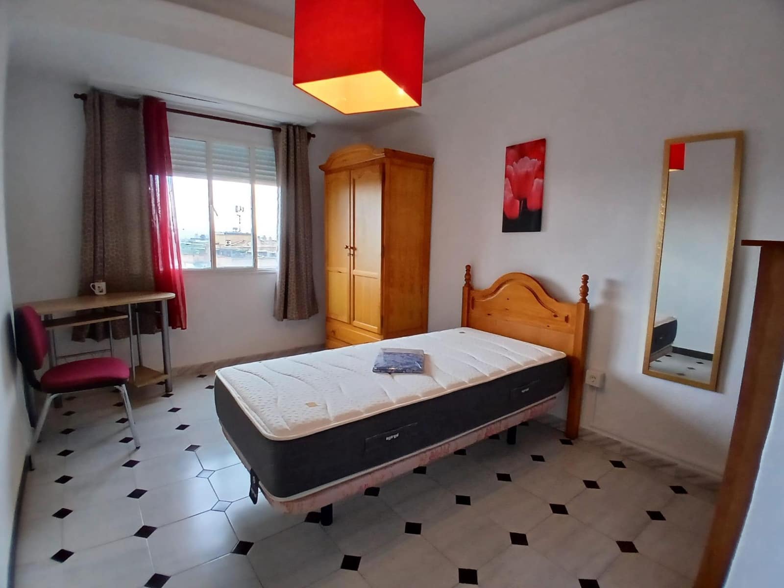 4 soveværelse Lejlighed til leje i Granada by - € 300 (Ref: 9611701)