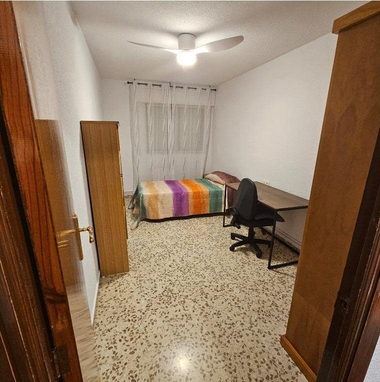 3 bedroom Flat for rent in Granada city with garage - € 850 (Ref: 9616030)