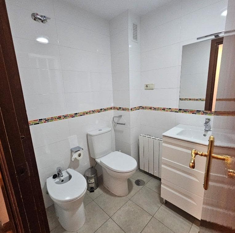 3 bedroom Flat for rent in Granada city with garage - € 850 (Ref: 9616030)