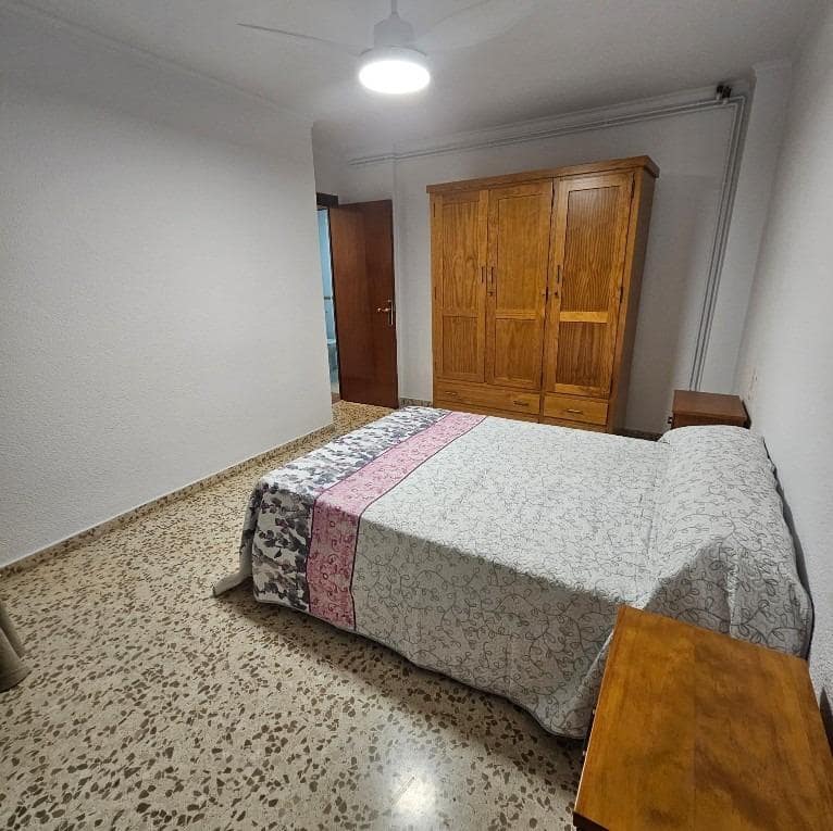 3 bedroom Flat for rent in Granada city with garage - € 850 (Ref: 9616030)