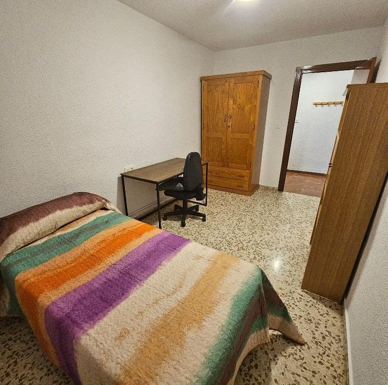 3 bedroom Flat for rent in Granada city with garage - € 850 (Ref: 9616030)