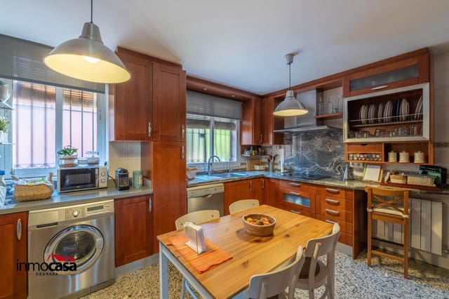 4 Zimmer Villa zu verkaufen in La Zubia mit Pool Garage - 420.000 € (Ref: 9625858)