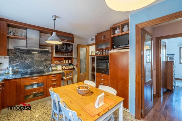 4 Zimmer Villa zu verkaufen in La Zubia mit Pool Garage - 420.000 € (Ref: 9625858)