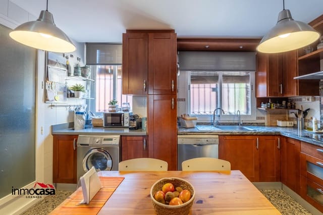 4 sypialnia Willa na sprzedaż w La Zubia z basenem garażem - 399 000 € (Ref: 9625858)