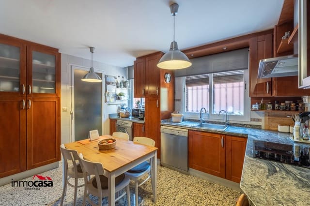 4 sypialnia Willa na sprzedaż w La Zubia z basenem garażem - 399 000 € (Ref: 9625858)