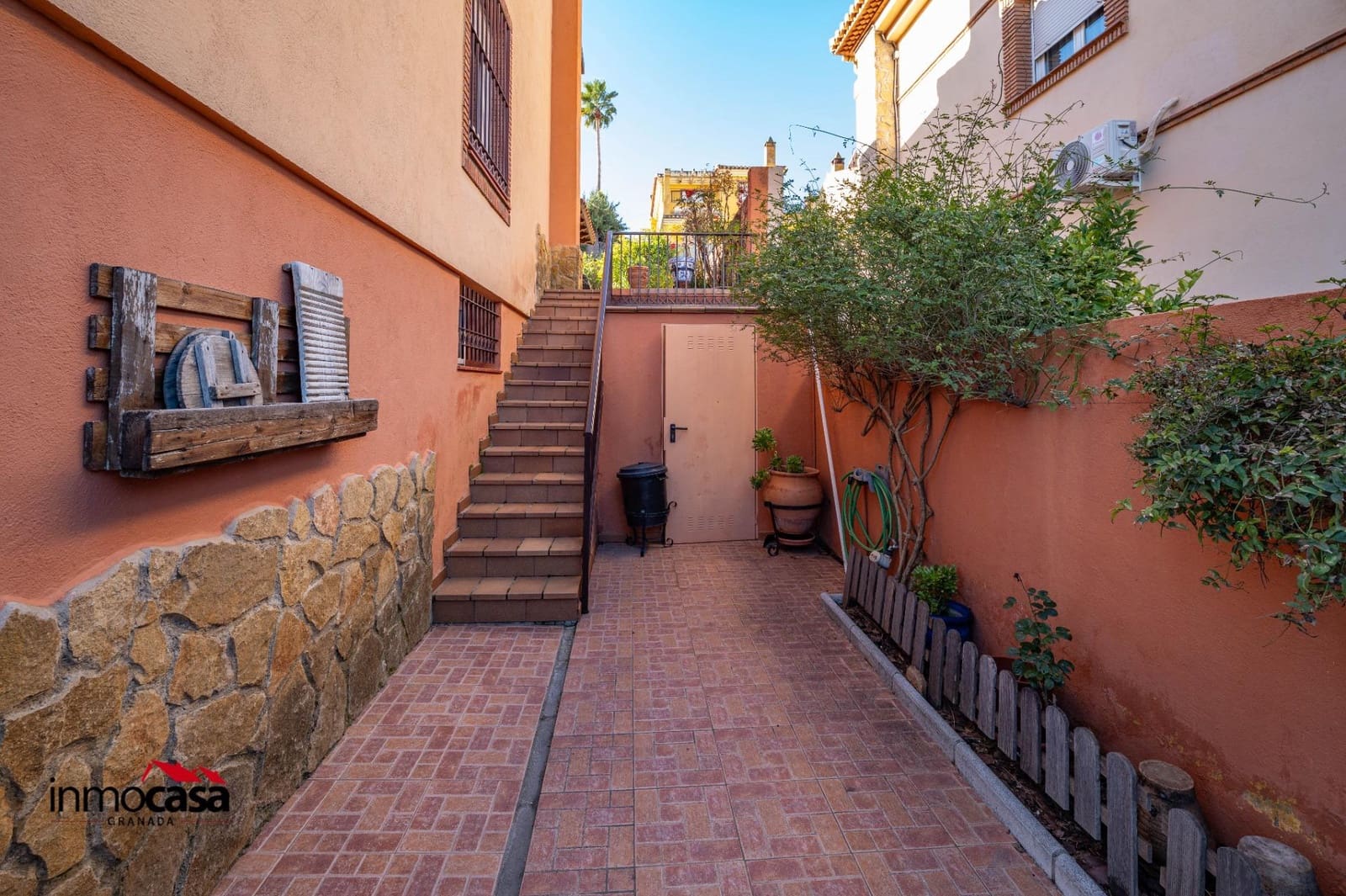 4 bedroom Villa for sale in La Zubia with pool garage - € 399,000 (Ref: 9625858)