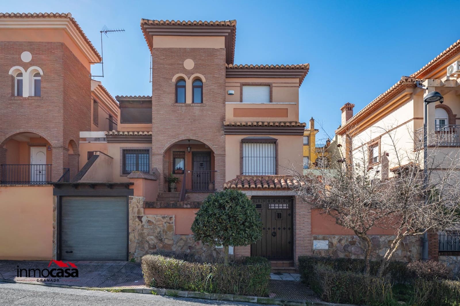 4 bedroom Villa for sale in La Zubia with pool garage - € 399,000 (Ref: 9625858)