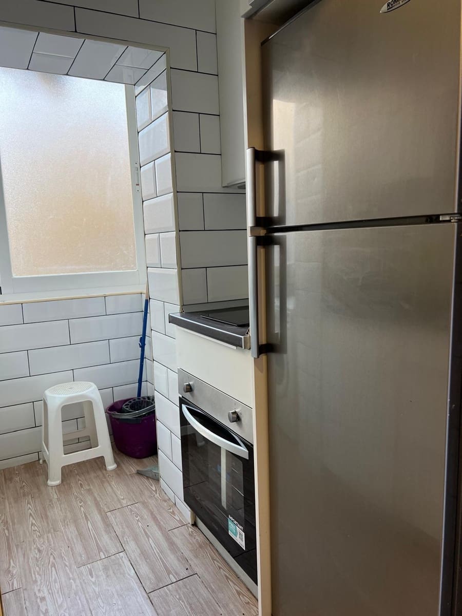 3 soveværelse Lejlighed til leje i Granada by - € 700 (Ref: 9645177)