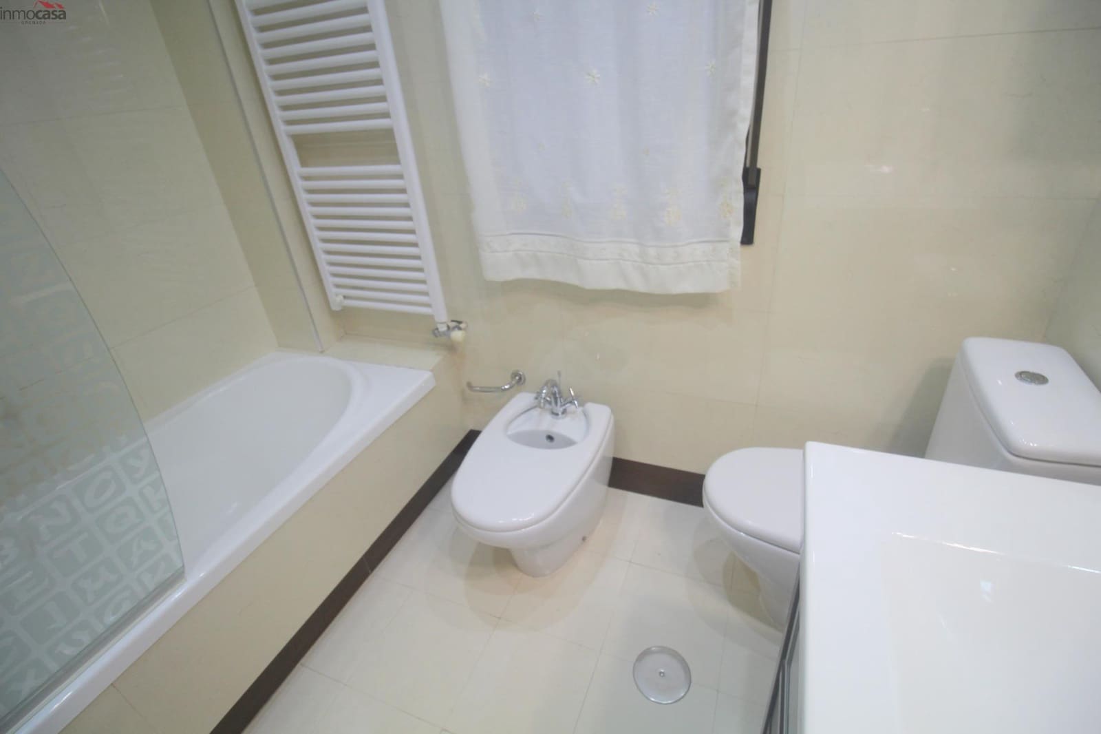 3 makuuhuone Asunto vuokrattavana paikassa Armilla mukana 
autotalli - 750 € (Ref: 9656238)