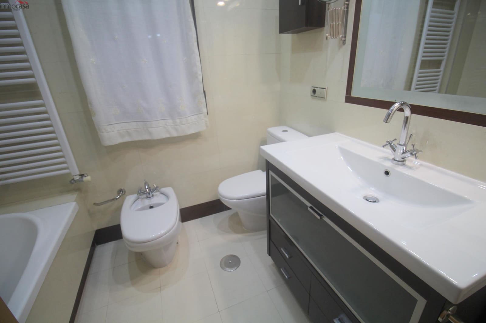 3 makuuhuone Asunto vuokrattavana paikassa Armilla mukana 
autotalli - 750 € (Ref: 9656238)