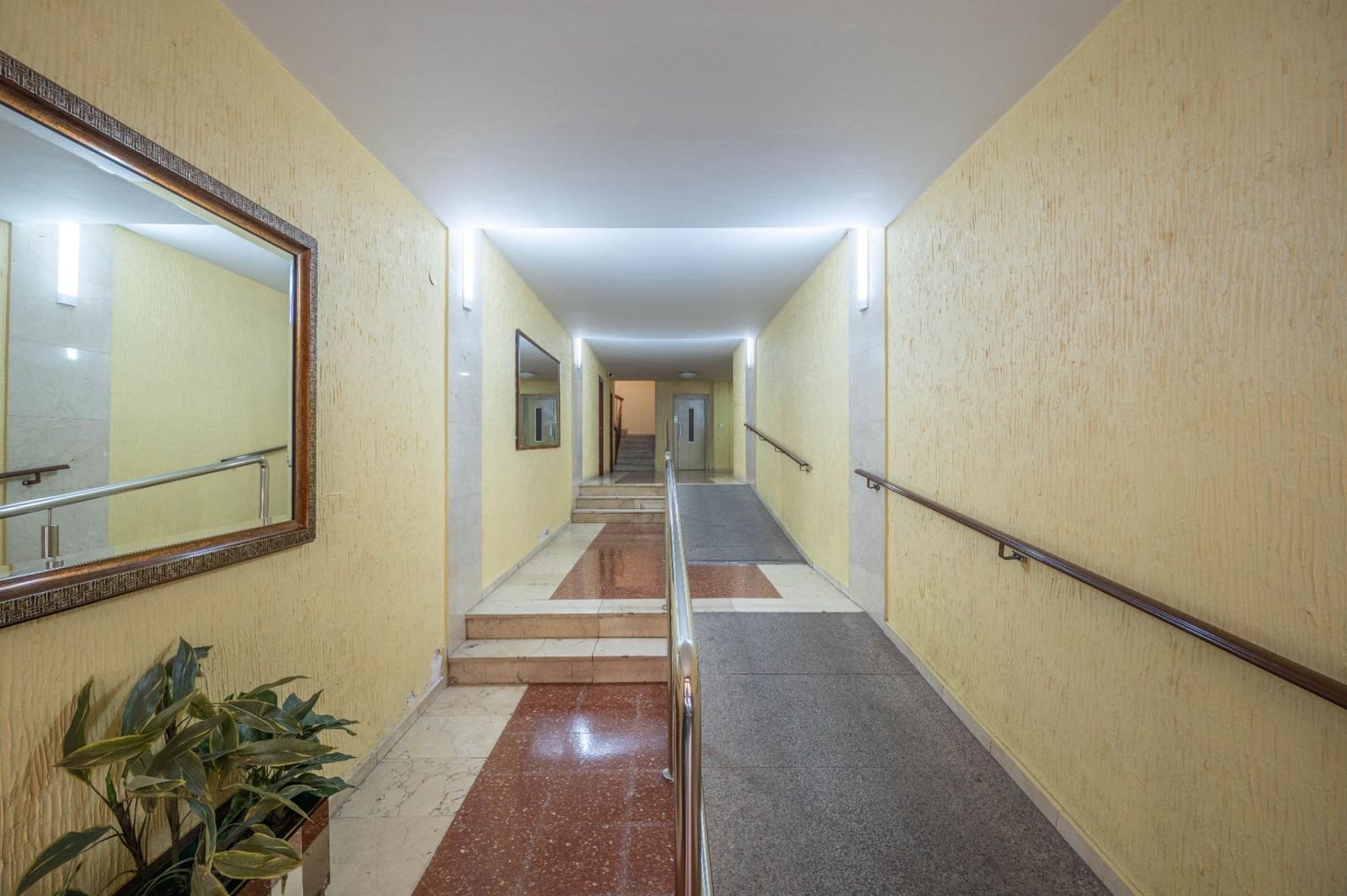 4 bedroom Flat for sale in Granada city - € 245,000 (Ref: 9666728)