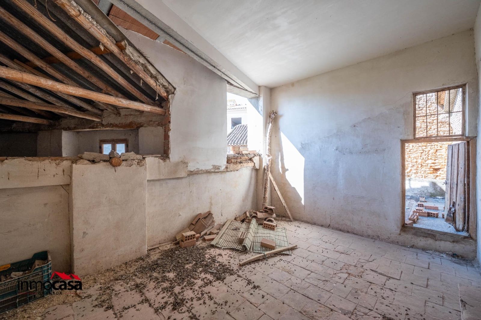 9 soveværelse Byhus til salg i Padul med garage - € 125.000 (Ref: 9720123)