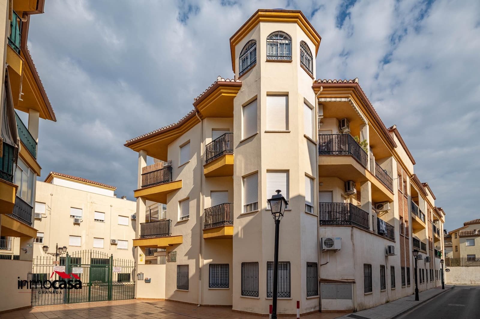 2 bedroom Flat for sale in Las Gabias with garage - € 150,000 (Ref: 9732370)