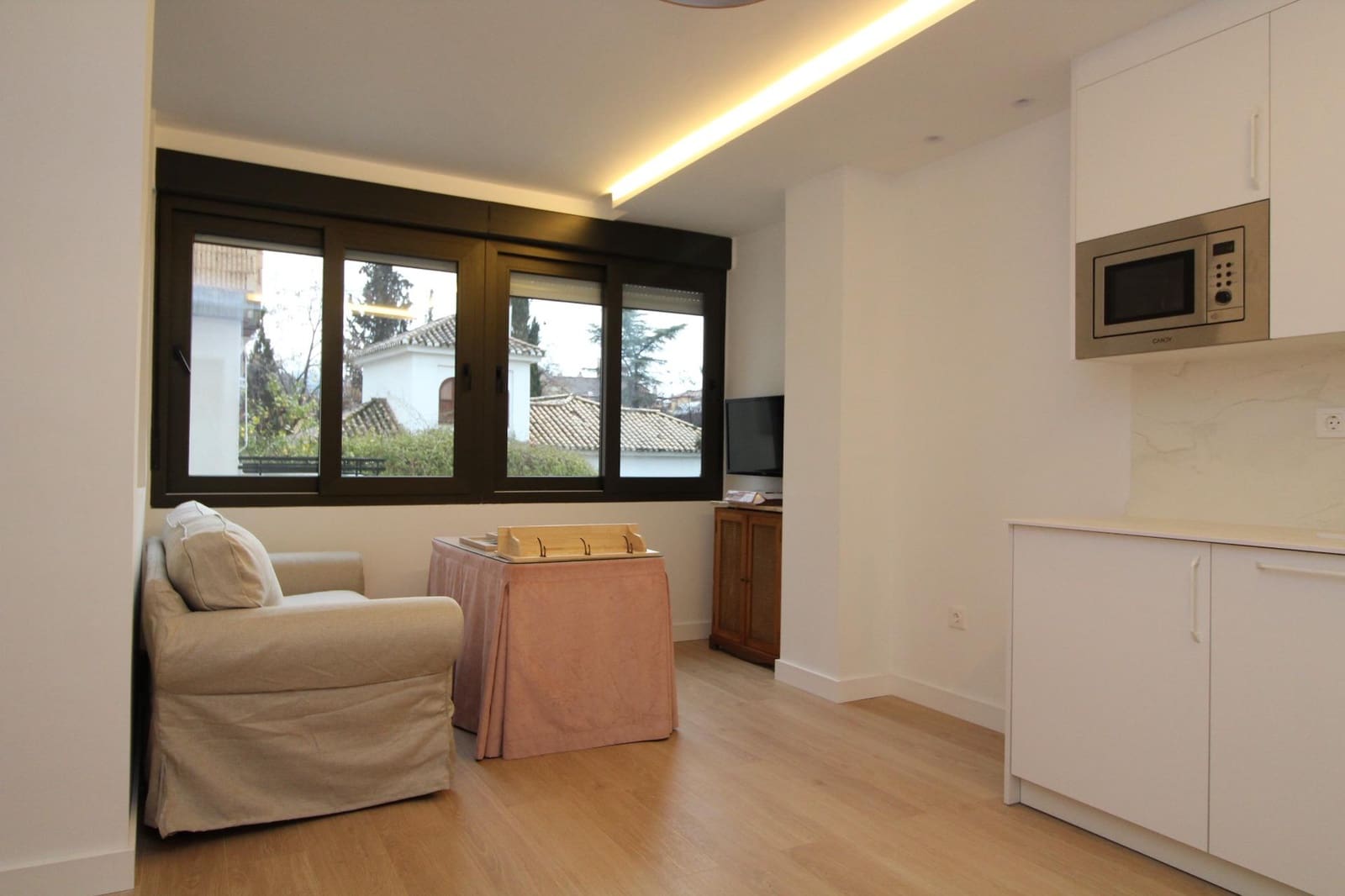 Studio for rent in Granada city with pool - € 750 (Ref: 9748158)