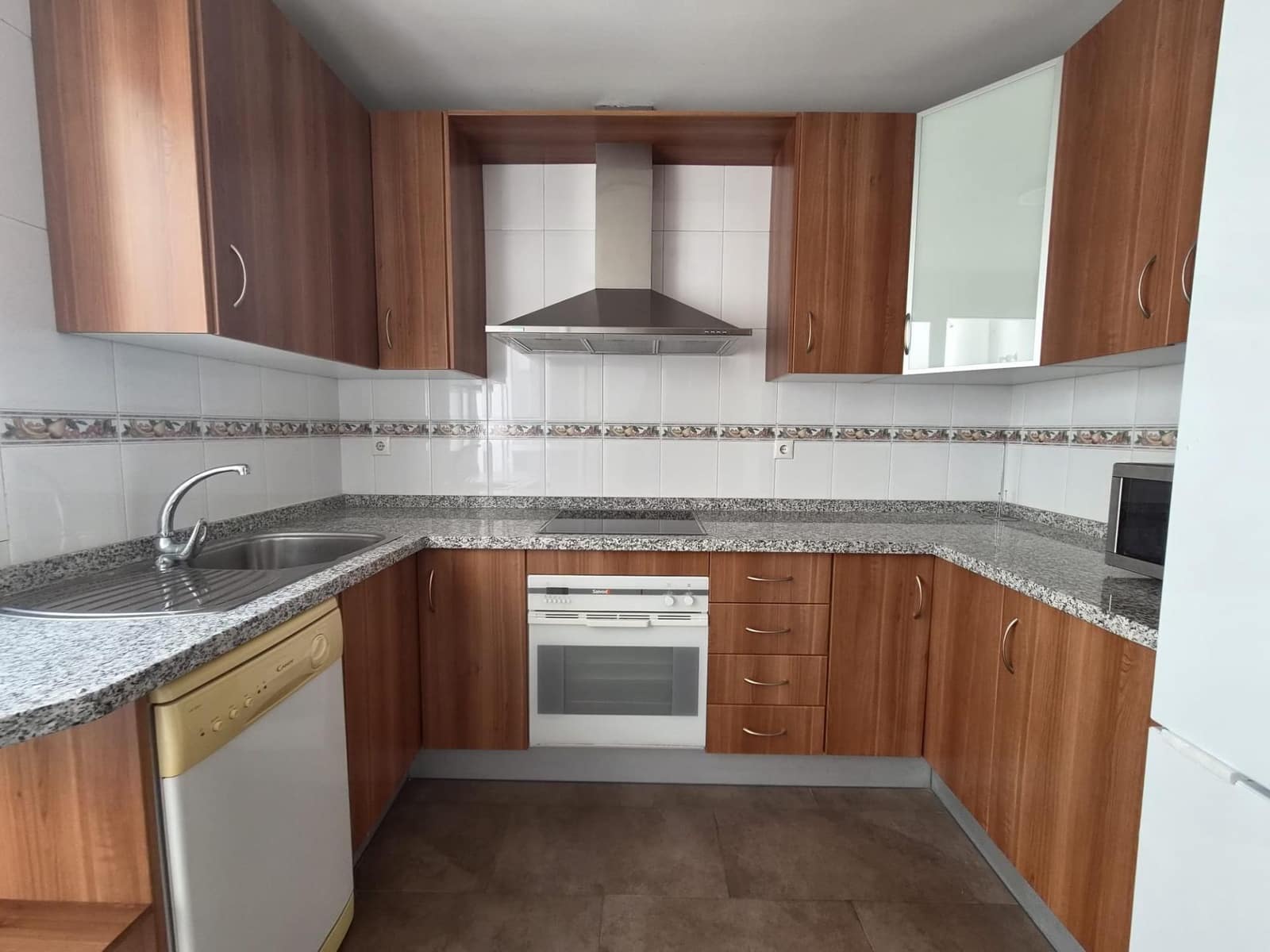 2 slaapkamer Flat te huur in Armilla met garage - € 700 (Ref: 9748159)