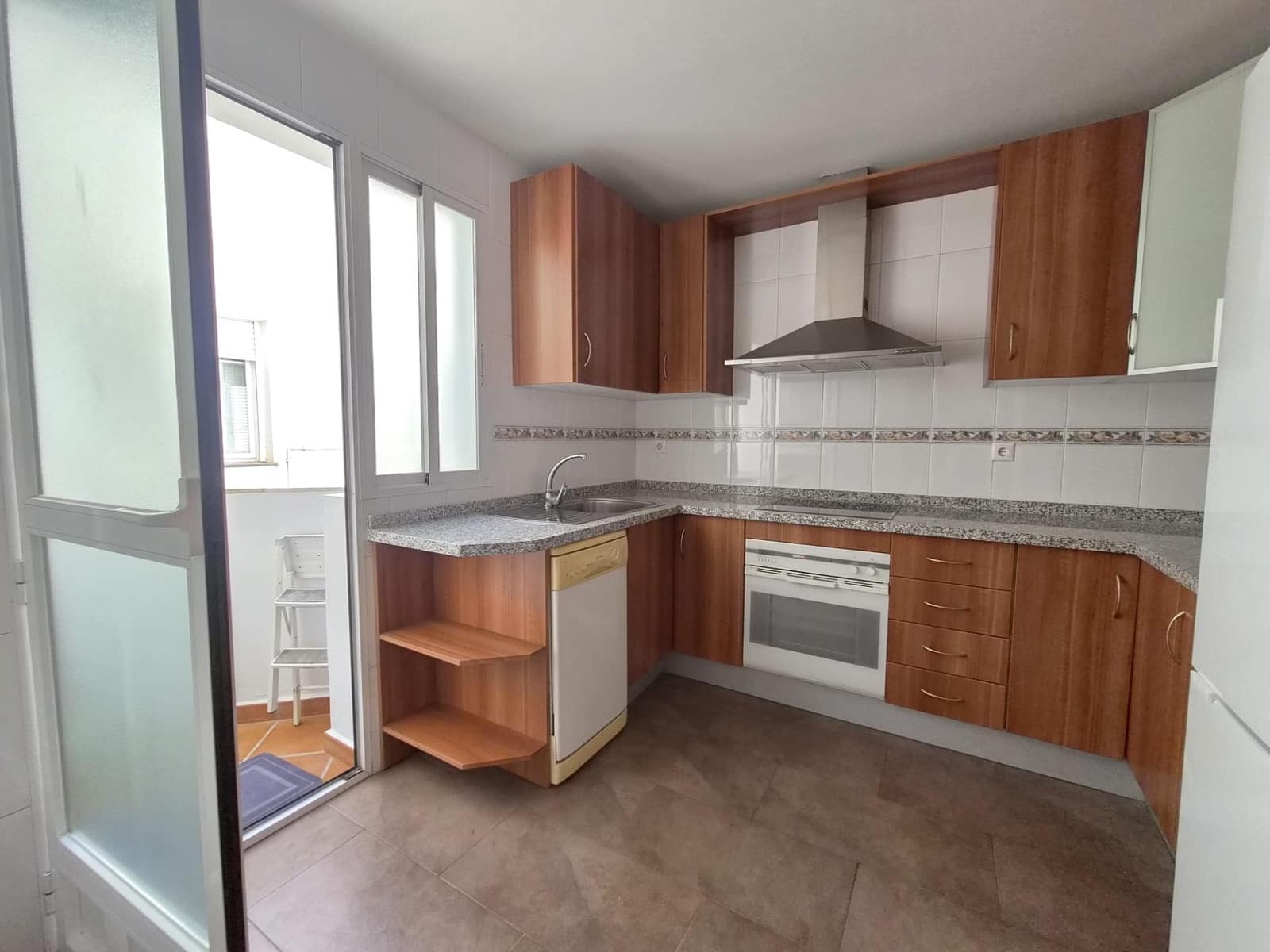 2 slaapkamer Flat te huur in Armilla met garage - € 700 (Ref: 9748159)