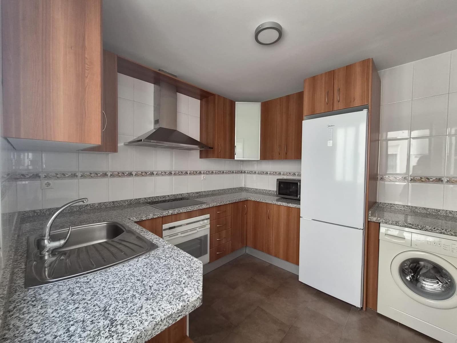 2 slaapkamer Flat te huur in Armilla met garage - € 700 (Ref: 9748159)