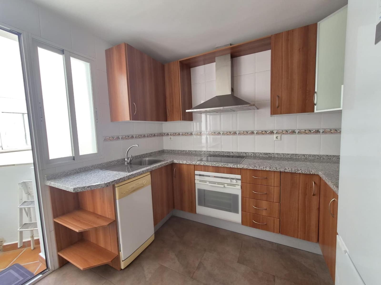 2 slaapkamer Flat te huur in Armilla met garage - € 700 (Ref: 9748159)