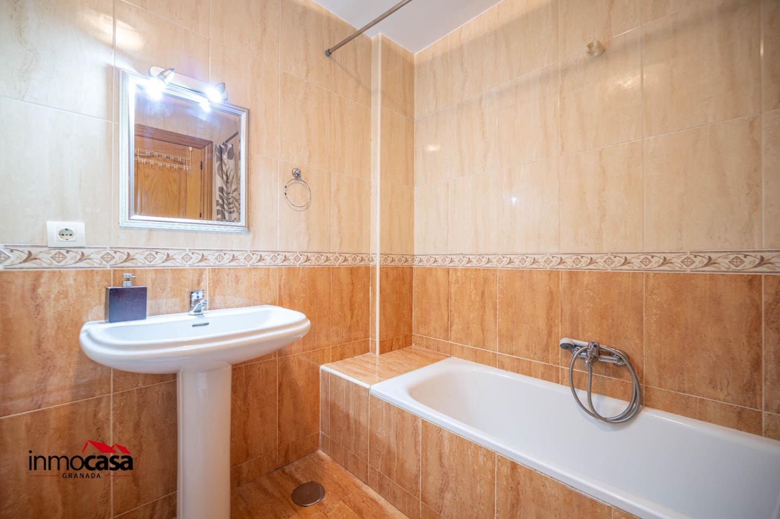 3 bedroom Flat for sale in Ogijares with garage - € 219,900 (Ref: 9820643)